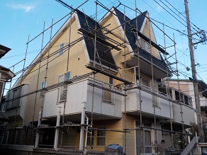 住宅を囲う様に架設足場を設置 住宅を囲う様に架設足場を設置